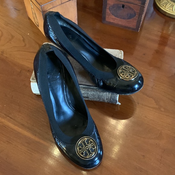 TORY BURCH Caroline Pumps Black Patent Leather Size 6.5 Classic Heels Go… - Picture 1 of 11
